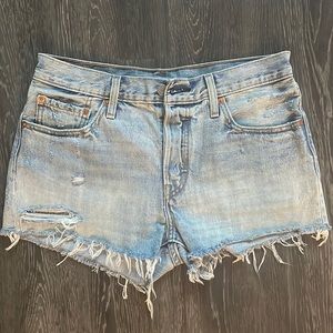 Super cute Levi’s 501 jean shorts!